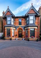 B&B Barrio de Ealing - Dream House London with gym, cinema and housekeeper - Bed and Breakfast Barrio de Ealing