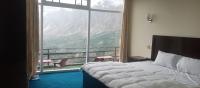 Habitación con cama extragrande y vistas a la montaña