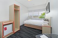 Habitación Doble Económica con cama grande y baño compartido 