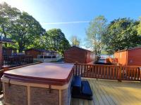 Jaw-Dropping Lodge with Hot Tub on Lake Windermere - B&B