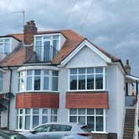 Entire 2 bed property, 1 road back from the sea - B&B