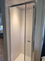 Glamping Hut - Sleeps 2 hot tub & parking - B&B Garthbeibio