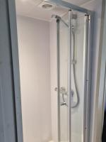 Glamping Hut - Sleeps 2 hot tub & parking - B&B Garthbeibio