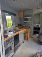 Glamping Hut - Sleeps 2 hot tub & parking - Chambres d'hôtes Garthbeibio
