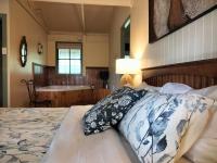 TimberLoo Cottage (1 Queen Bed) SPA & Wood Stove