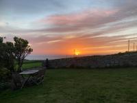 Lovely spacious flat with sea views, sunsets, garden and woodburner - Chambres d'hôtes Sennen