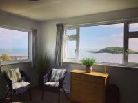 Sea Spirit - Sweeping Sea Views first floor spacious modern apartment in Looe- with FREE parking! - B&B Looe