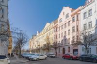 Bright and Spacious Attic Apartment - Bed and Breakfast Praag