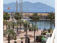 Beachside Apartment - Sleeps 3 Balcony & Parking - Ferienwohnung