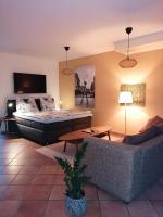 B&B Hinzenbach - Ferienwohnung Schuhmann mit Wintergarten und Garten Therme Aquapulco und IKUNA Erlebnispark, ZOO Schmiding 20 min mit Auto entfernt AB 3 NÄCHTE BUCHBAR - Bed and Breakfast Hinzenbach