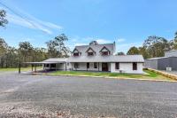 Kitchener Country Estate with Pool Hot Tub on private acres that sleeps up to 18 - B&B Kitchener