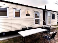 B&B Clacton-on-Sea - Impeccable 4-Bed Caravan in Clacton-on-Sea - Bed and Breakfast Clacton-on-Sea