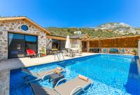 Havuzu dışarıdan görünmeyen jakuzili özel havuzlu lüks villa - B&B