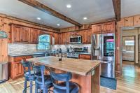 Rustic Oakhurst Retreat Less Than 4 Mi to Bass Lake! - Chambres d’hôtes Oakhurst