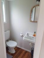 Beach Break Cabin - short walk to beach and cafes - B&B