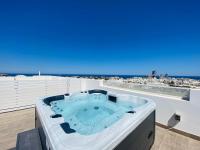 Luxury Penthouse in Swieqi with Heated Jacuzzi by SF Homes - Chambres d'hôtes Swieqi
