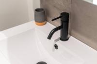 Jewel on Jubilee - New 1 Bed Apt with Parking - Chambres d’hôtes Port Adelaide