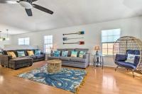 B&B Pensacola - Bright Pensacola Home with Yard about 6 Mi to Beach - Bed and Breakfast Pensacola