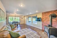 Dreamy Riverside Cabin with Fireplace and Grill - Bed and Breakfast Concrete