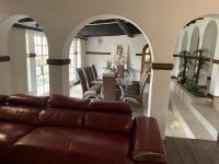Safari Apartments -Beautiful 3 bedrooms, 10-seater dining , TV room, Garden & Pool - B&B Johannesburg