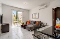 Lovely 2 Bedroom Family Apartment w/ Pool - B&B