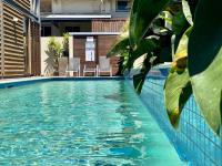 Poolside Apartment In Central Byron - B&B