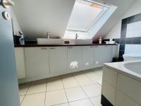 Down Town Spacious Loft with Private Parking - Ferienwohnung