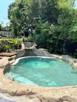 Angazi Guesthouse Unit 3 - Modern 2 Bedroom Apartment with Pool - Chambres d'hôtes Hillcrest