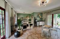 Angazi Guesthouse Unit 1 - Modern & tranquil open plan apartment with pool - Bed and Breakfast Hillcrest