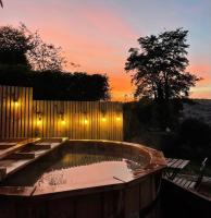 Secluded lodge with spectacular views and hot tub! - B&B Bath