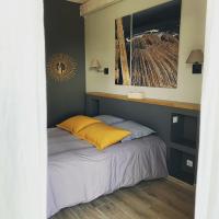 Zimmer mit Kingsize-Bett und Poolblick