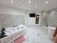 Maison Chic avec jacuzzi Nogent sur Oise YaoSpa60 - B&B Nogent-sur-Oise