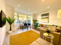 Brand New 2022 Beautiful & Stylish 2 Bedroom Apartment! - 5 Minute Walk to the Best Beach! - Great Location - FREE Parking - Fast WiFi - Smart TV - sleeps up to 4! Close to Bournemouth & Poole Town Centre & Sandbanks - Chambres d'hôtes Bournemouth