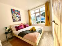 Brand New 2022 Beautiful & Stylish 2 Bedroom Apartment! - 5 Minute Walk to the Best Beach! - Great Location - FREE Parking - Fast WiFi - Smart TV - sleeps up to 4! Close to Bournemouth & Poole Town Centre & Sandbanks - Chambres d'hôtes Bournemouth