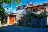 Karst house Žan Pliskovica with private pool - B&B