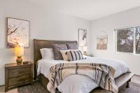 New 2 Bed 2 Bath Near Perry Dist and DT - B&B