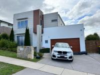 B&B Hall - Gungahlin Luxe 5 Bedroom 2 Storey Home with Views Canberra - Bed and Breakfast Hall