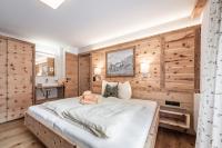 Deluxe Two-Bedroom Apartment with Balcony with 2 bathrooms