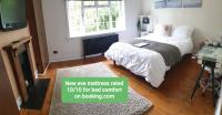 Zimmer mit Kingsize-Bett und Whirlpool