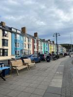 Seafront apartment with balcony, parking and sea views - B&B