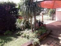 Zimmer mit Queensize-Bett und Gartenblick