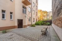 Stylish Latvian Classic 1-Bedroom Apartment Near City Center, Parks & Public Transport Links - Chambres d'hôtes Riga