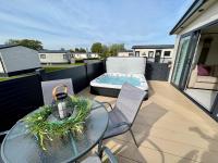 B&B South Cerney - Sunflower Hot Tub Lodge - Bed and Breakfast South Cerney