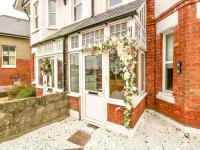 B&B Bournemouth - Homely 4 Bedroom large house inc FREE Parking - Great Location - Fast WiFi - Smart TV - sleeps up to 7! Close to Bournemouth & Poole Town Centre & Sandbanks - Bed and Breakfast Bournemouth