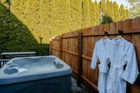 Modern A-Frame with Hot Tub - B&B Essexville