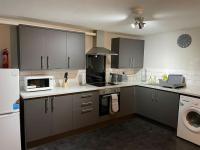 B&B Kings Lynn - Maple House 2 bed House with free parking in town by ShortStays4U - Bed and Breakfast Kings Lynn