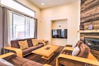 Heated Salt Pool Welcoming Coachella Home - Chambres d’hôtes Coachella