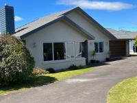 Large stand alone home with two living areas. - B&B Taupo