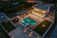 Luxury Villa Arya with 77sqm heated pool, hot-tub, sauna, gym, billiard, playgrounds, 6 bedroom - B&B Bajagić