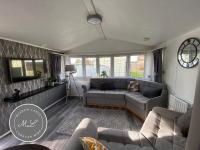 Palm Grove 2- Golden Palm - Pet friendly, WiFi, bed linen, central heating - Meadow Lakes Caravan & Lodge Hire - B&B